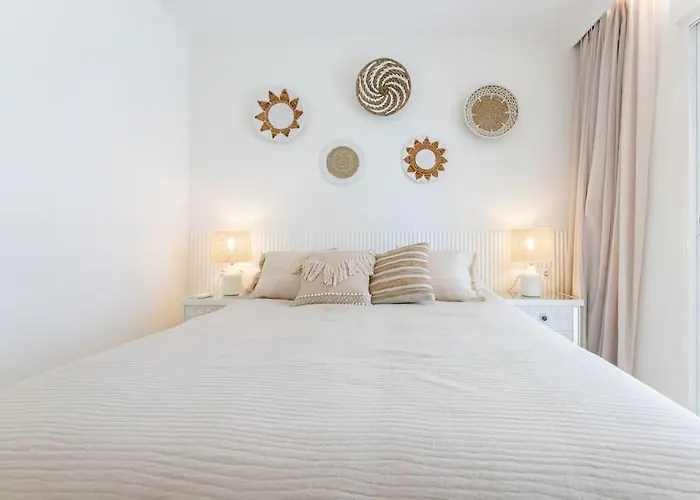 Newly Renovated, Sea View + Walk To Rdr381 Estepona